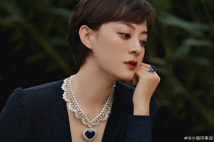孫儷以柔媚的神情詮釋蕭邦Red Carpet系列60.03克拉心形切割藍寶石鑽鍊。翻攝小儷同事說微博