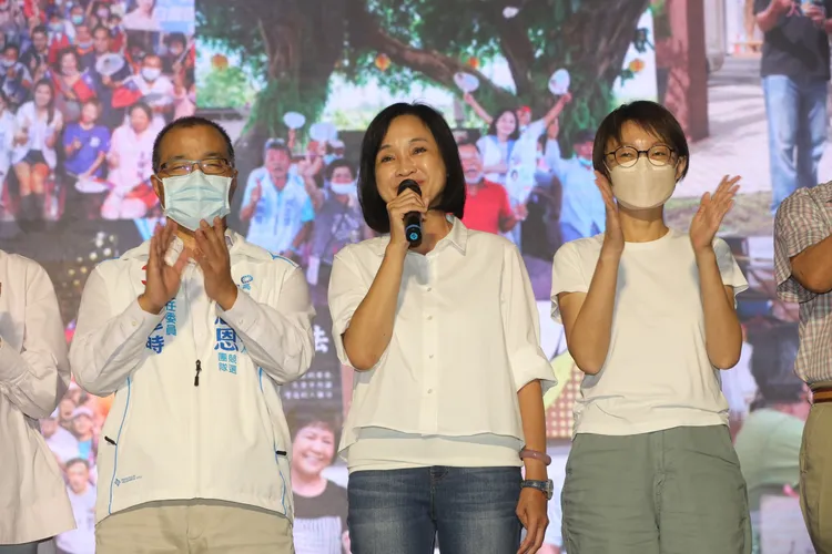 柯志恩今日（11/26）晚間出面安慰支持者，「戲棚下站久了就是你的！」侯昌騰攝