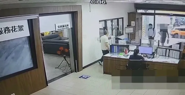 林男昨下午由律師陪同到第三分局自首。民眾提供