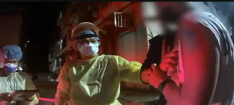 警方聯繫救護人員到場。翻攝畫面