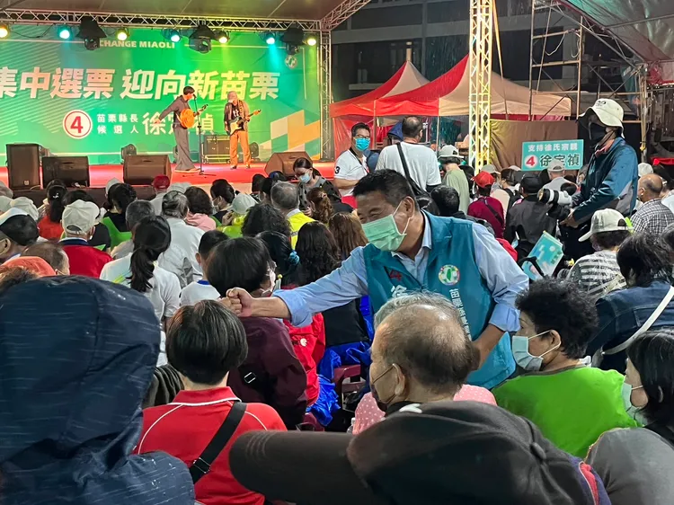 徐定禎逐一向到場支持者擊拳，互道加油。徐定禎競總提供