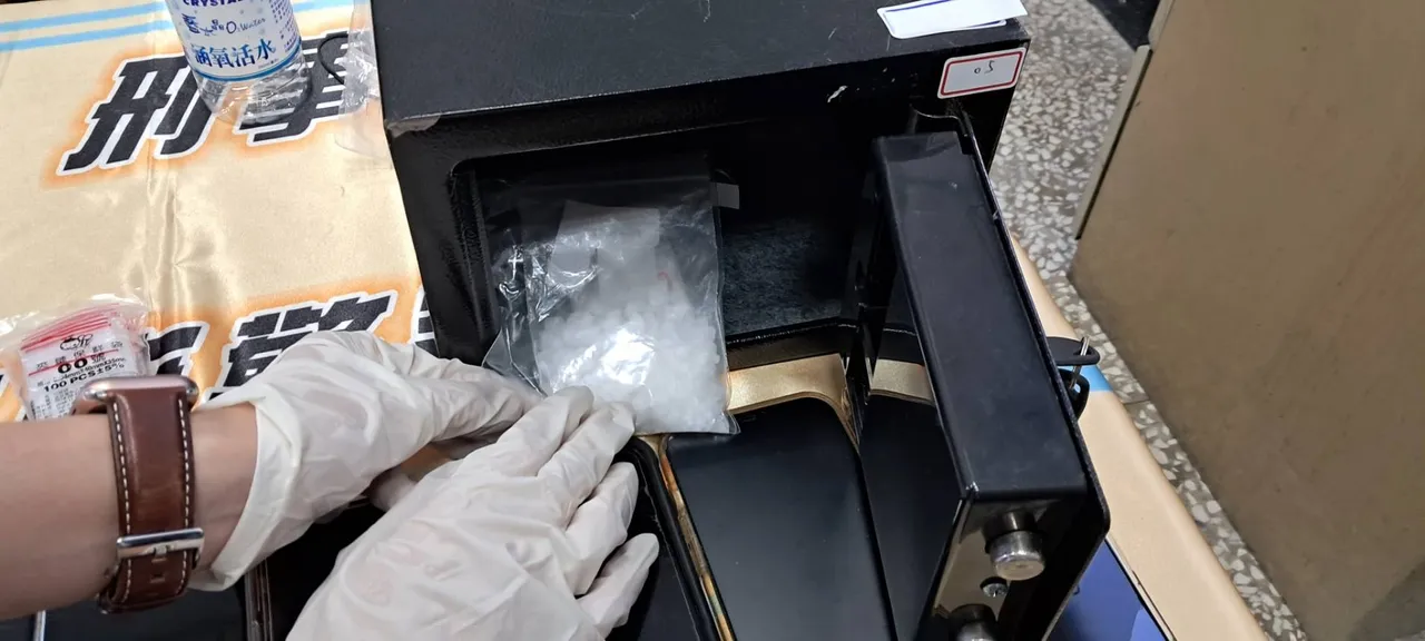 毒鴛鴦將毒品存放在保險箱內。羅琦文攝