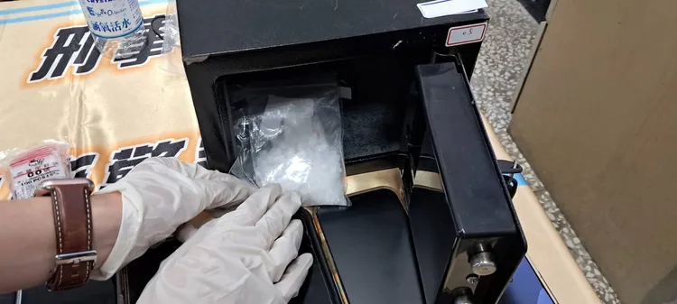 毒鴛鴦將毒品存放在保險箱內。羅琦文攝