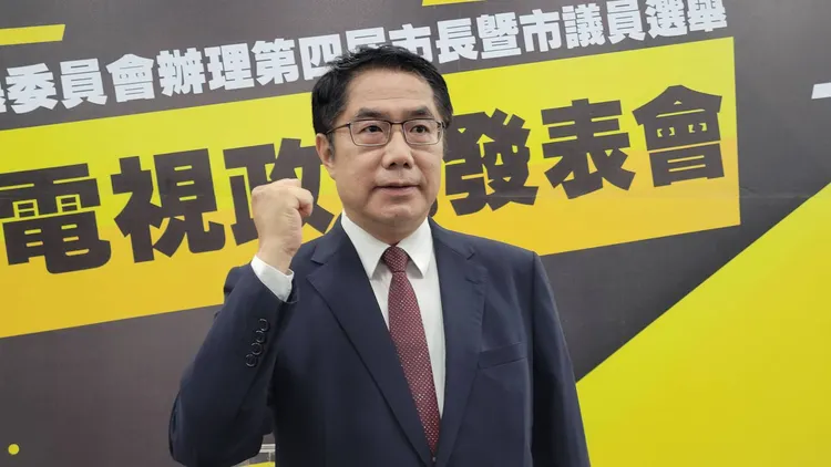 黃偉哲最後現身，第二個上台發表政見。劉榮輝攝