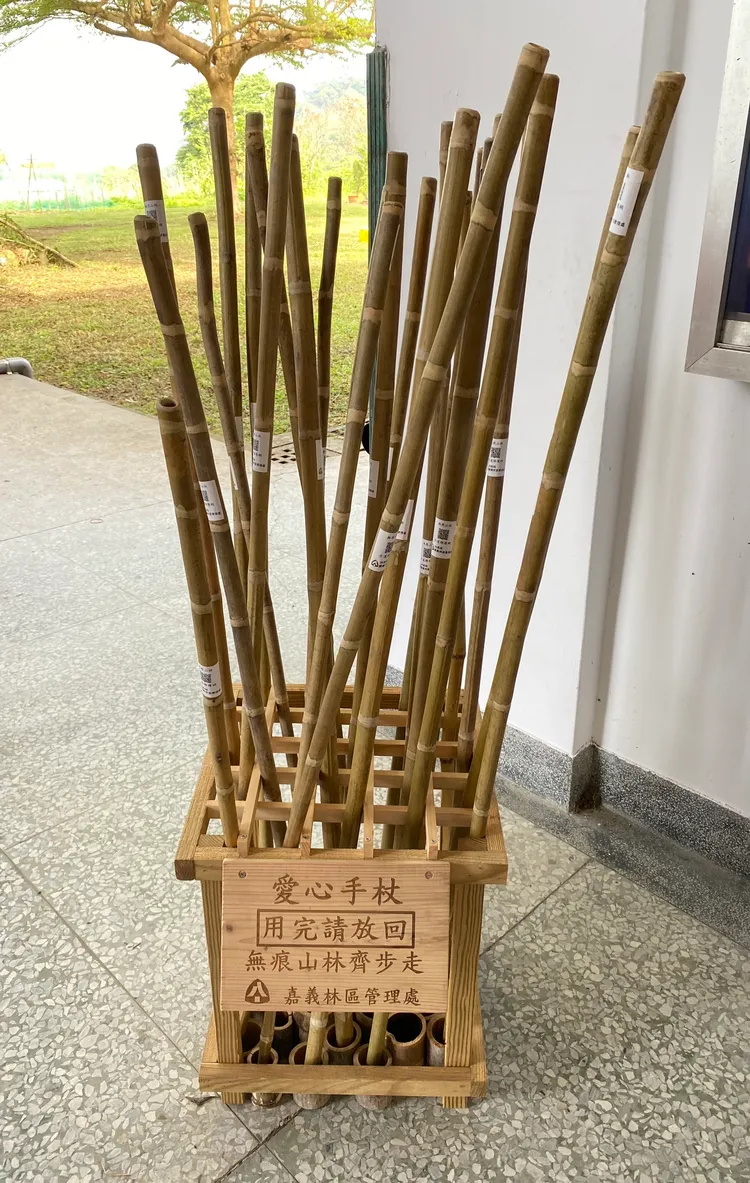 登山口貼心提供愛心杖。嘉義林管處提供