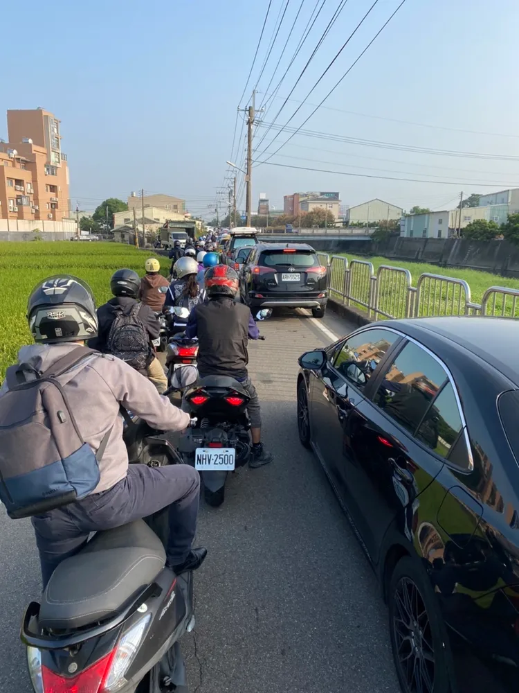 台中市長盧秀燕請假第一天，市府修路工程延宕導致西屯早上上班時段大塞車挨轟。市議員陳淑華提供