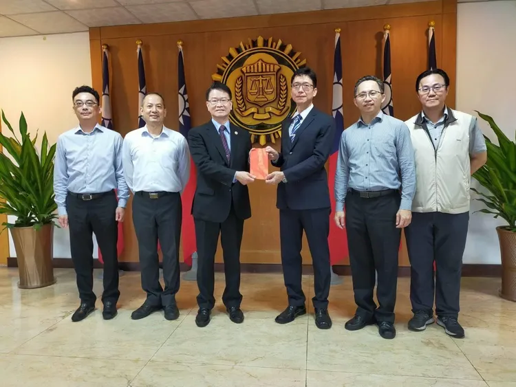 調查局長王俊力前往宜蘭縣調查站加油打氣。調查局提供