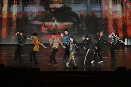 SJ演唱会自嘲「疯子」！摇滚区粉丝太嗨突晕倒　始源湿毛巾救人