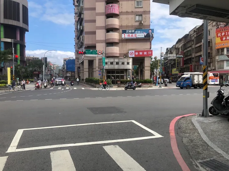 雙方在三重三和路與永安北路、仁愛街口發生車禍。三重警分局提供