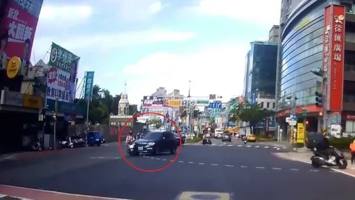 行經路口疑皆未注意　騎士慘遭BMW休旅車撞翻