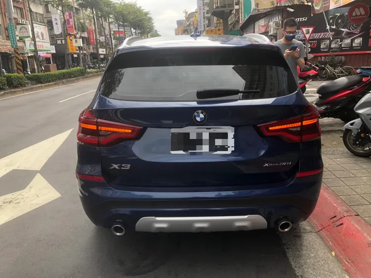 洪姓男子駕駛BMW與機車發生車禍。三重警分局提供