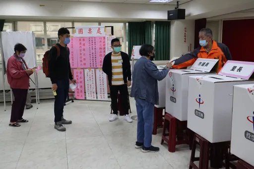 用手勢拉票、攜出公投票　基隆2人違規被帶回派出所偵訊