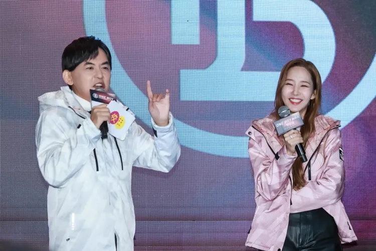 主持人黃子佼（左）幽默風趣，把朴敏英逗得哈哈笑。趙世平攝