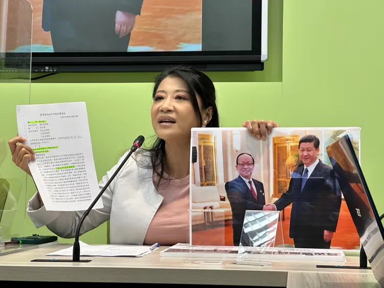 林楚茵拿出法院判決與蔣孝嚴習近平合照，指蔣孝嚴詐騙被法院認證。潘袁詩羽攝