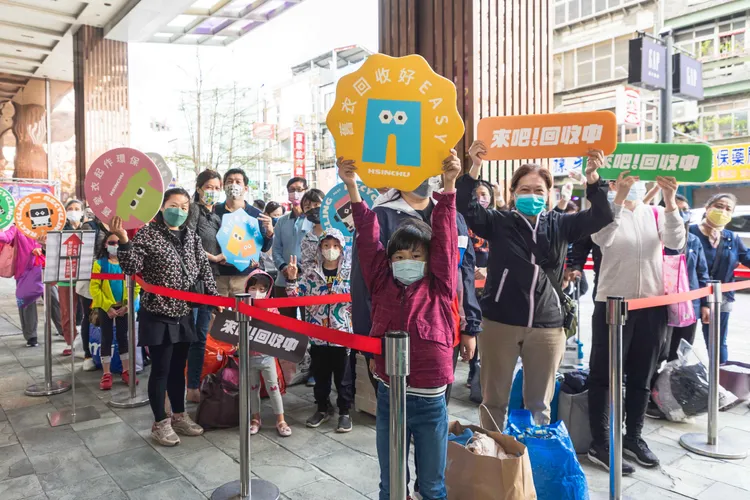 新竹大遠百聚集逾330位民眾，踴躍參與回收行動車活動。市府提供