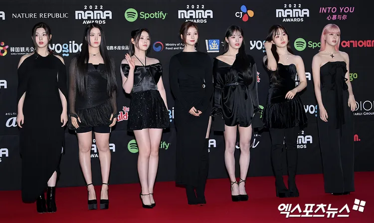 TWICE師妹團NMIXX以黑色系走紅毯。翻攝xportsnews