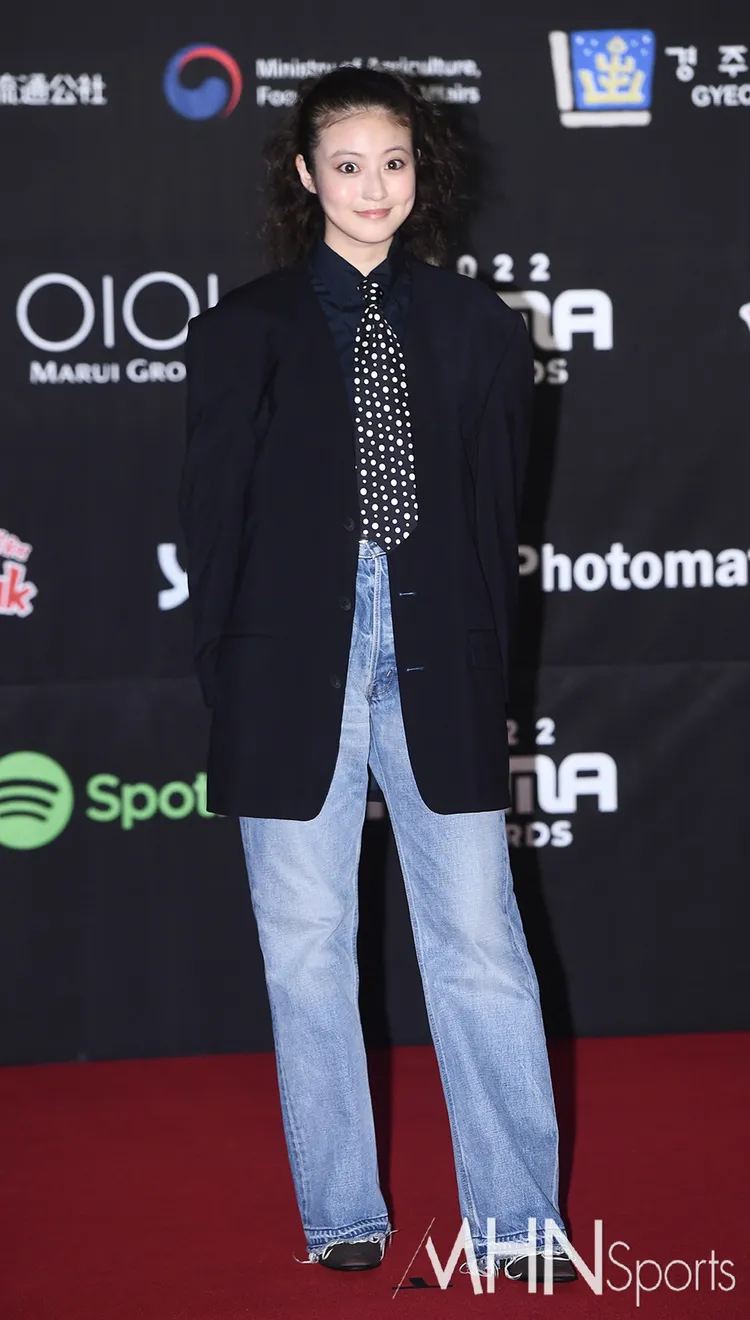 「福岡第一美女」今田美櫻身穿牛仔褲、打領，率性登場。翻攝MHN sports