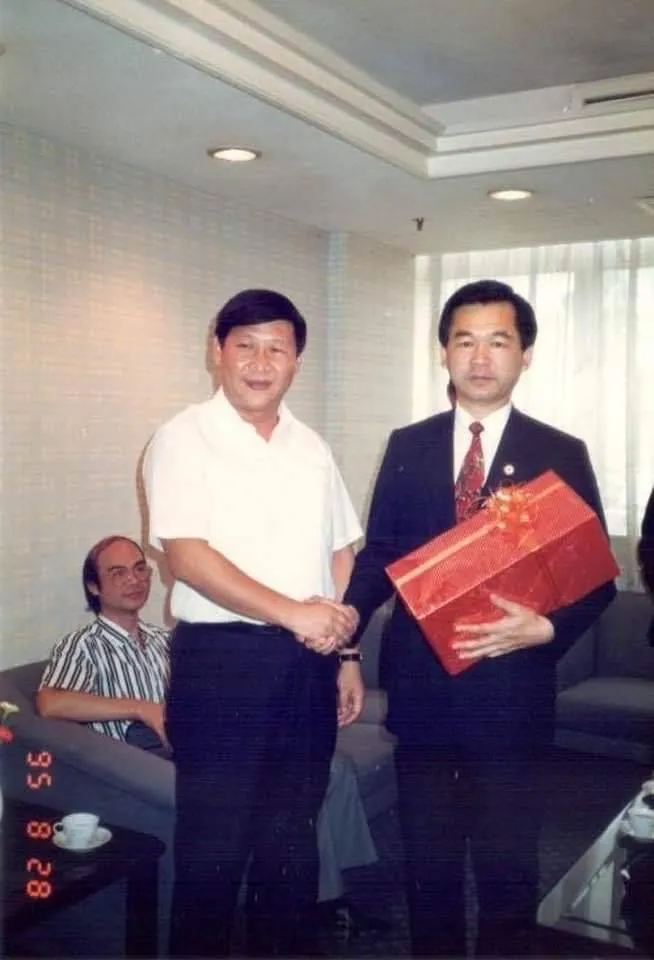 王應傑（圖右）在1995年與台灣商業訪問團出訪中國，與當時擔任福州市委書記的習近平（圖左）合影。業者提供