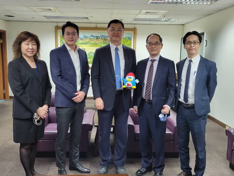 大統集團張銘池副總（圖右2）確定唐吉訶德將在大立百貨地下1樓展店。圖左2至3依序為高雄市經發局長廖泰翔 、高市副市長羅達生。高市府提供