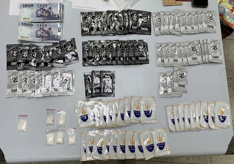 警方在嫌犯車內搜出毒咖啡報及K他命毒品。警方提供