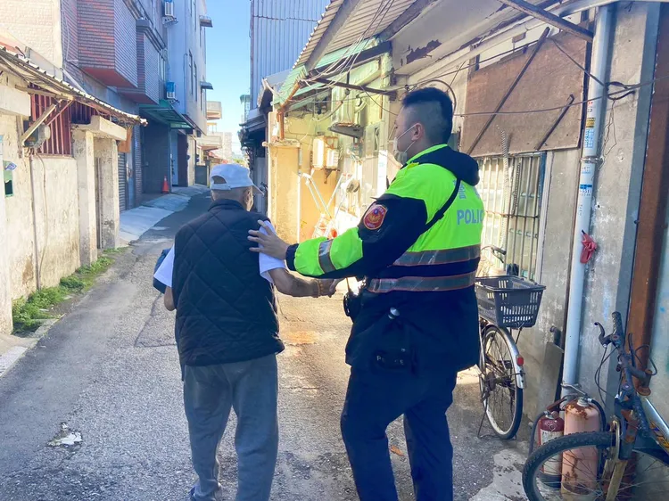 警員護送老翁返家。大園警分局提供