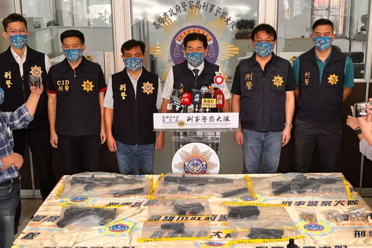 4長4短衝鋒槍、手槍及86顆子彈擺了滿滿一大桌。資料照片