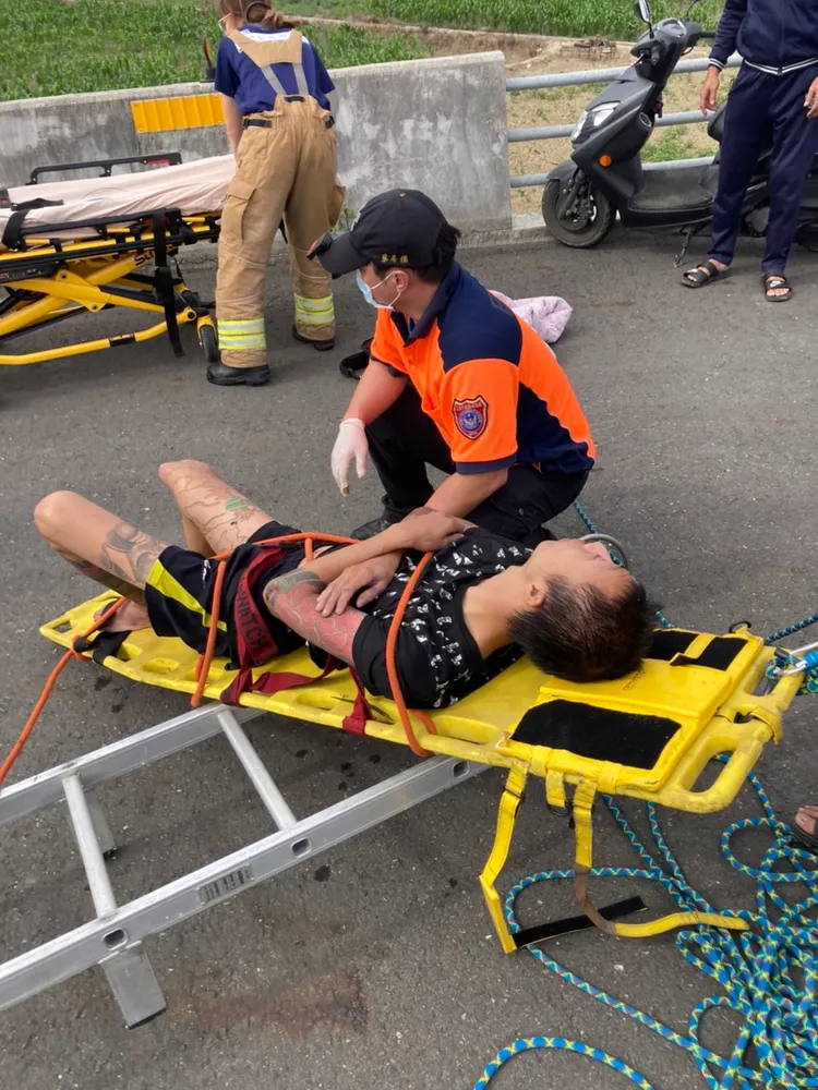 傷者意識清楚，送醫暫無生命危險。讀者提供