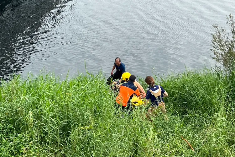 傷者意識清醒，被抬上擔架。讀者提供