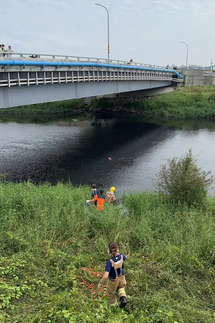 警消連忙出動梯子、繩子救人。讀者提供