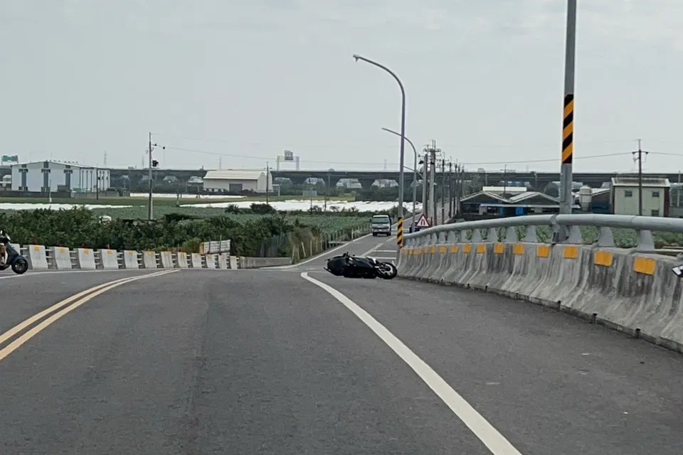 警方研判騎士車速不慢,下橋過彎肇事。讀者提供