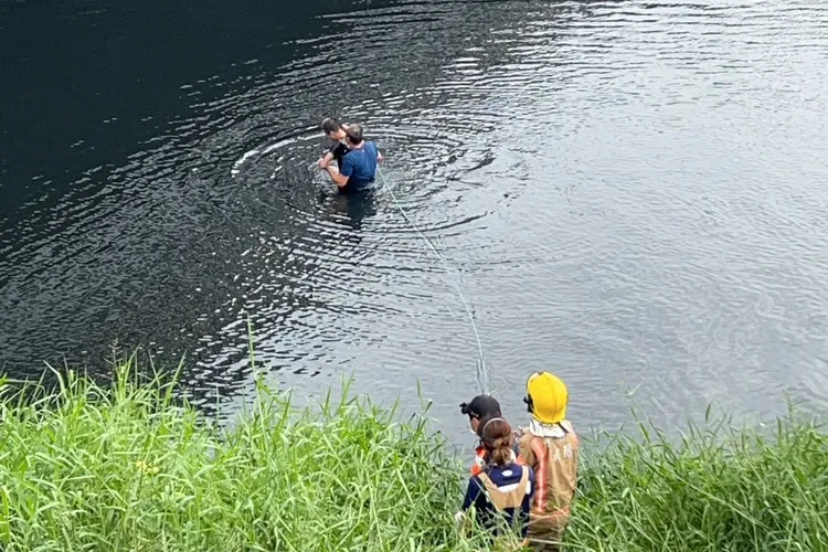 水位不深，警消下水將人拉出爛泥拖至岸邊。讀者提供