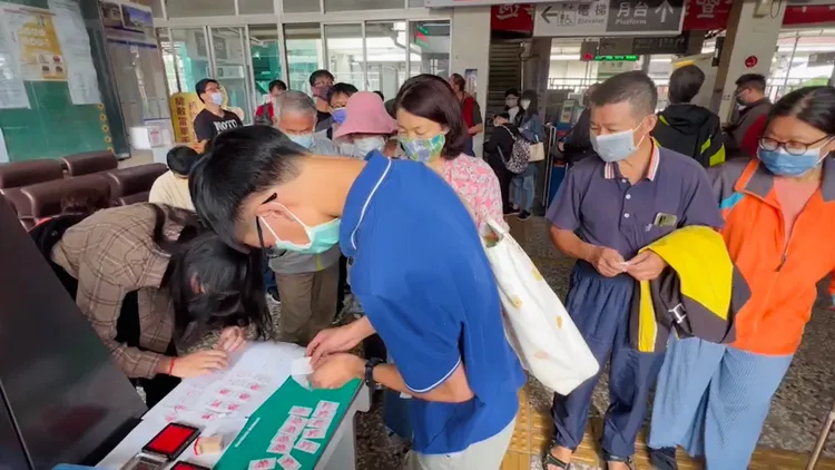 購得車票後，別忘了蓋上紀念戳章。王志弘攝