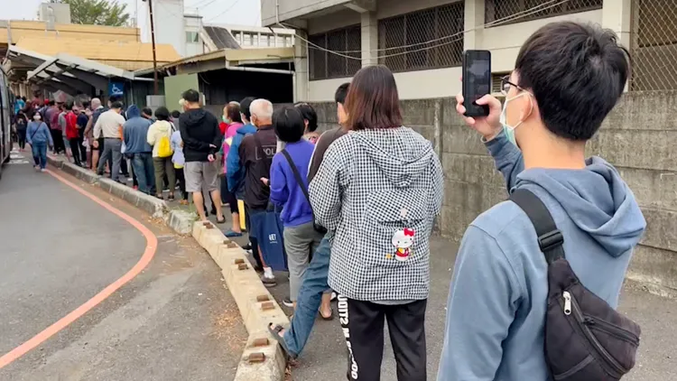 排隊隊伍約1、200公尺。王志弘攝