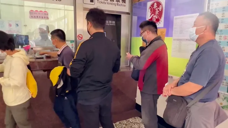 現場人流管制，一次限5人進入。王志弘攝