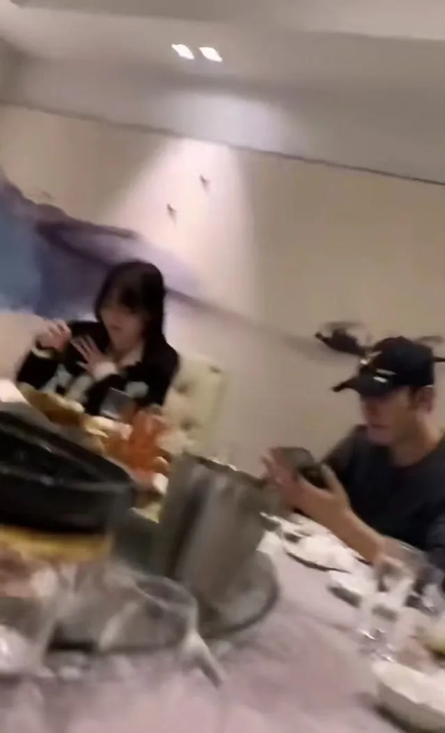 黃曉明（右）私下疑似帶緋聞女友葉珂（左）一同聚餐。翻攝自扒圈內醬微博
