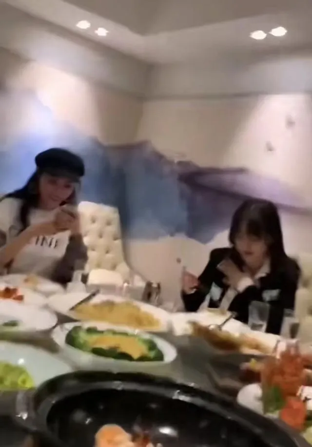 網友猜測穿黑色衣服的女子就是葉珂（右）。翻攝自扒圈內醬微博