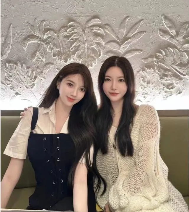 葉珂（左）也和合照黃曉明的女子合影，被網友抓到他們在同天看展。翻攝自扒圈內醬微博