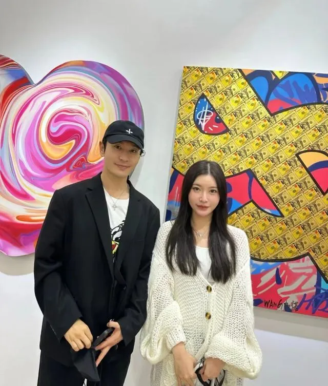 黃曉明（左）前陣子在上海看展，和葉珂好友合照。翻攝自扒圈內醬微博