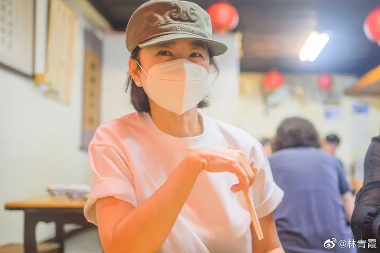 林青霞享受美食。翻攝林青霞微博