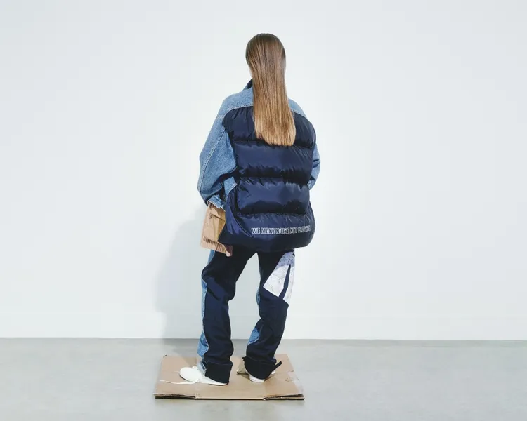 Levi’s x UNDERCOVER聯名系列中靈魂單品就屬Hybrid Denim Sweat Pant拼接丹寧運動褲，正面為復古Levi’s丹寧褲，背面則以毛圈布和抗撕裂工裝口袋設計。品牌提供