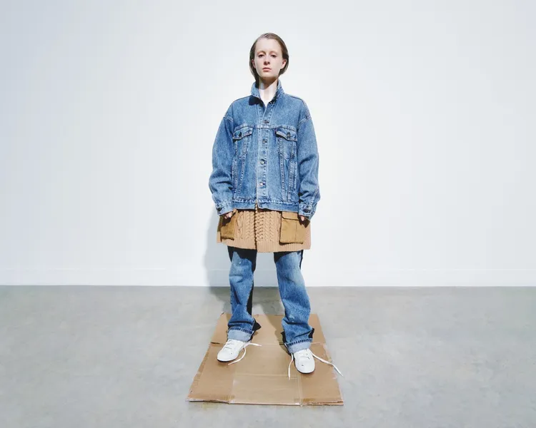 Hybrid Trucker Down Jacket拼接丹寧羽絨外套改製Levi’s丹寧夾克外套版型並在後背加入羽絨材質，正面下襬處以麻花編織、工業風硬挺口袋做拼接設計。品牌提供