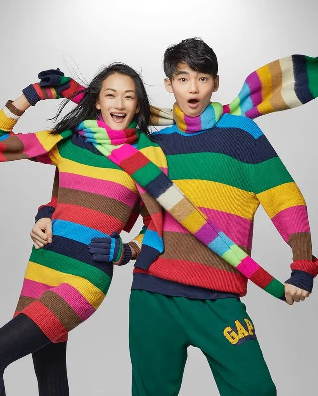 富永愛（左）的兒子富永章胤（右），現在是身高188公分的高帥小鮮肉。翻攝ai_tominaga_official IG