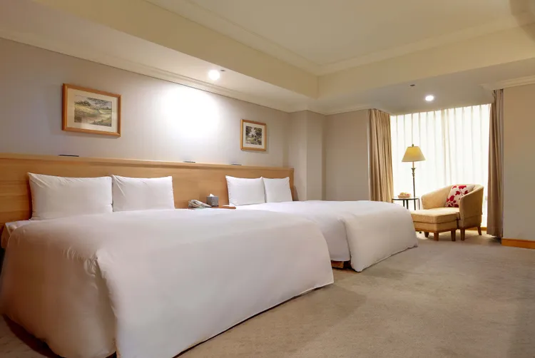 寒軒國際大飯店的甜蜜家庭房，同樣3300元就可入住。業者提供