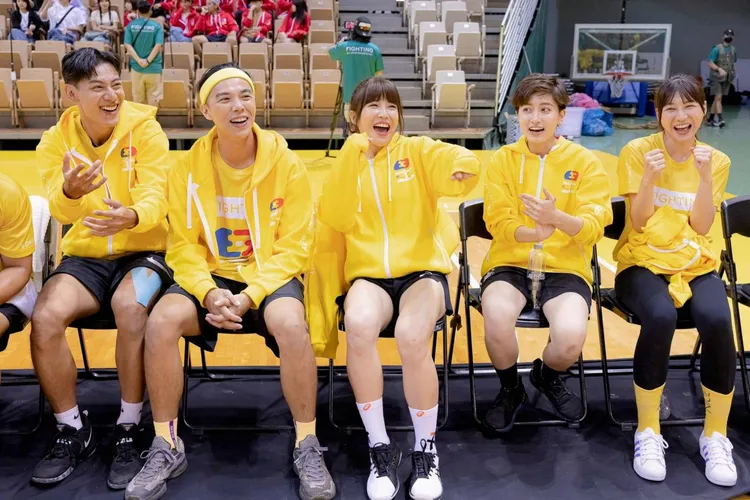 ZING(左二)跟隊友們凝聚在一起。ZING提供