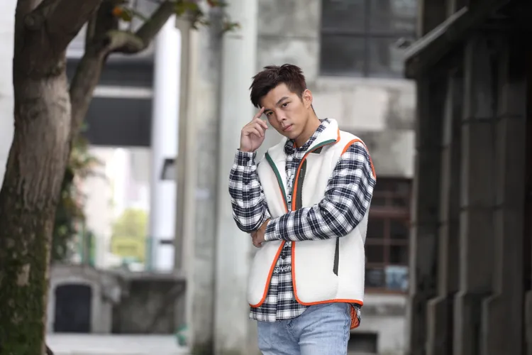 ZING開心交了很多好友。服裝提供：LACOSTE  場地提供：Cama Coffee Roasters 豆留文青 陳明中攝