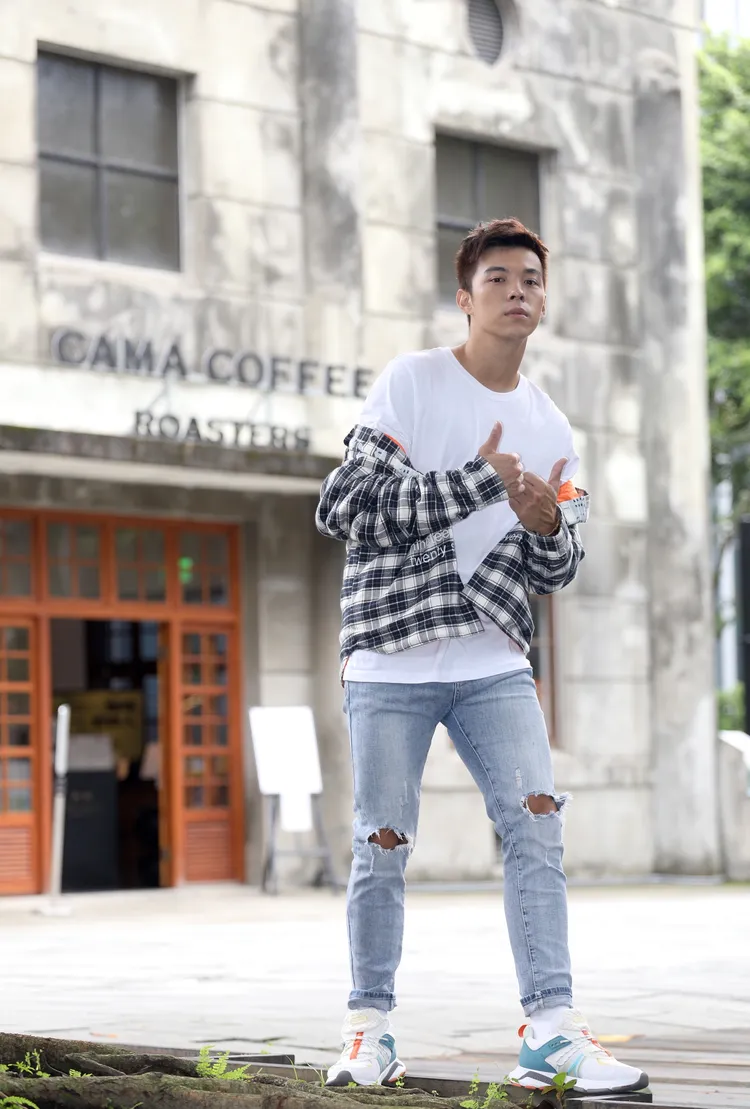 他外型被說神似前輩陳子強。服裝提供：LACOSTE  場地提供：Cama Coffee Roasters 豆留文青 陳明中攝