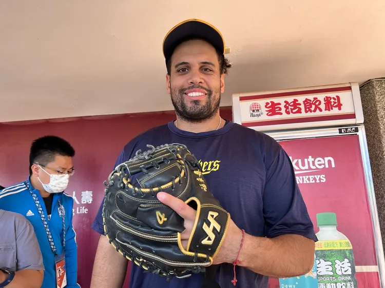 福來喜最愛的手套。黃泓哲攝影