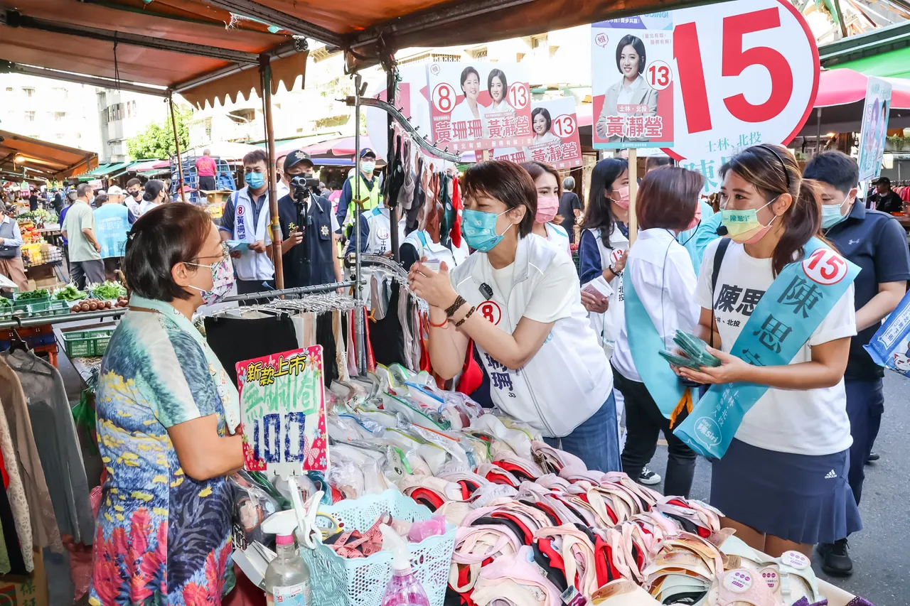 黃珊珊走訪金龍市場。趙世平攝