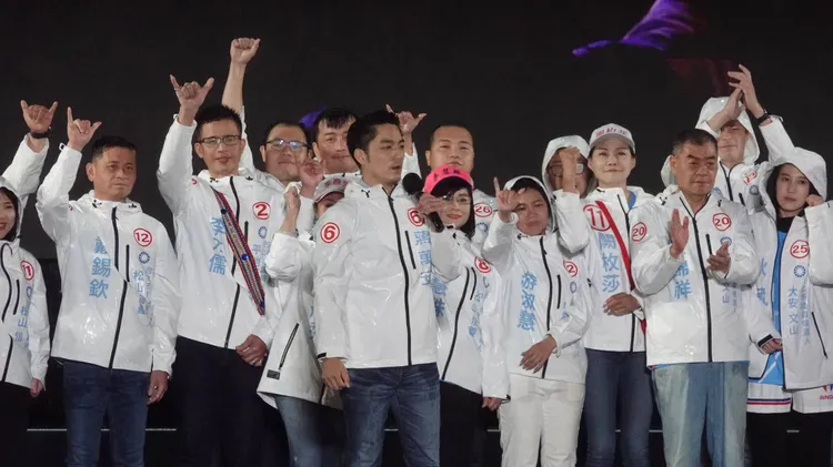 蔣萬安演講時雨勢更大，但現場民眾激情萬分，絲毫不受影響。朱世閎攝