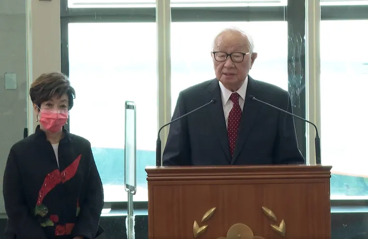 張忠謀稍早在桃園機場發表行前談話。取自總統府直播